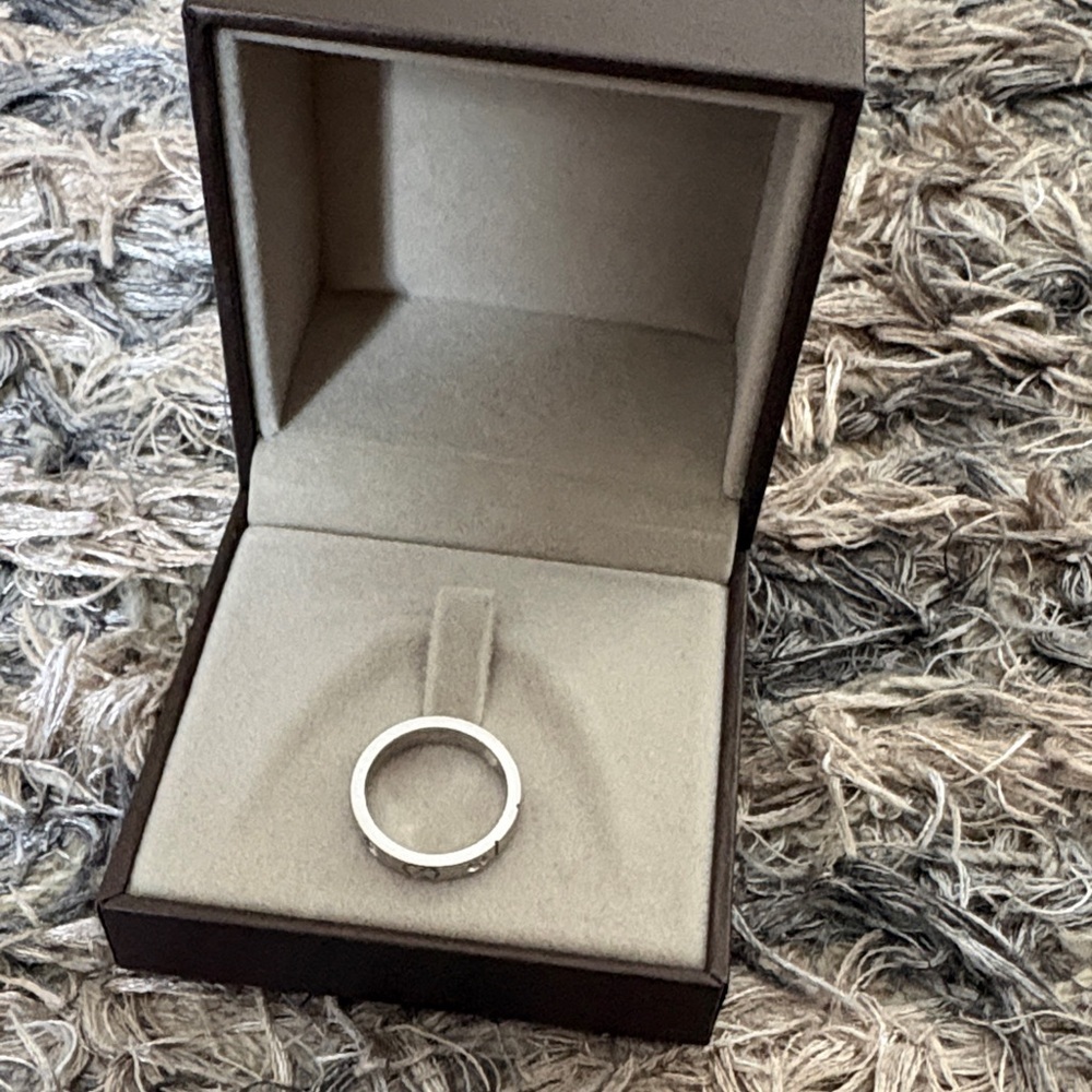 Gucci Icon 18K White Gold Band Ring with Diamonds - Picture 5 of 7